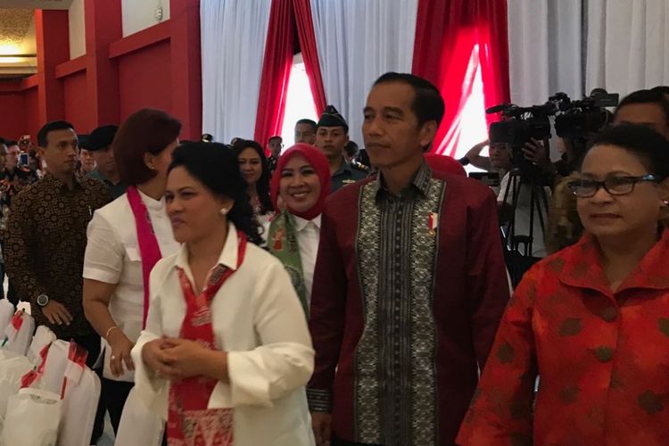 Presiden Joko Widodo dan Ibu Negara Iriana Jokowi saat menghadiri acara penyuluhan bahaya narkoba, pornografi dan kekerasan untuk anak SD di Hall C, Jiexpo, Kemayoran, Jakarta Pusat, Rabu (11/10/2017).
