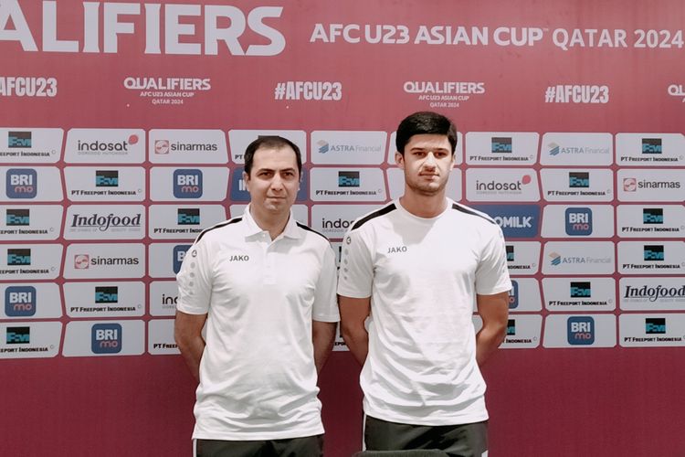 Pelatih Turkmenistan Ahmet Agamyradow dan Kapten Tim Yhlas Toyjanov saat di Pre Match Press Conference Kualifikasi Piala Asia U-23, pada Selasa (5/9/2023) 