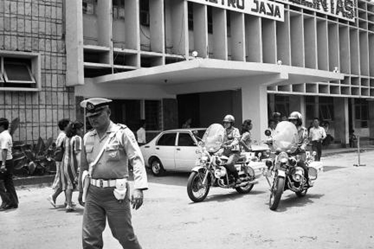 Jamilah (kanan) dan Siswanti (kiri) datang ke markasnya di Kodak siang hari sehabis melaksanakan tugas. Foto diambil pada 14 Oktober 1981.