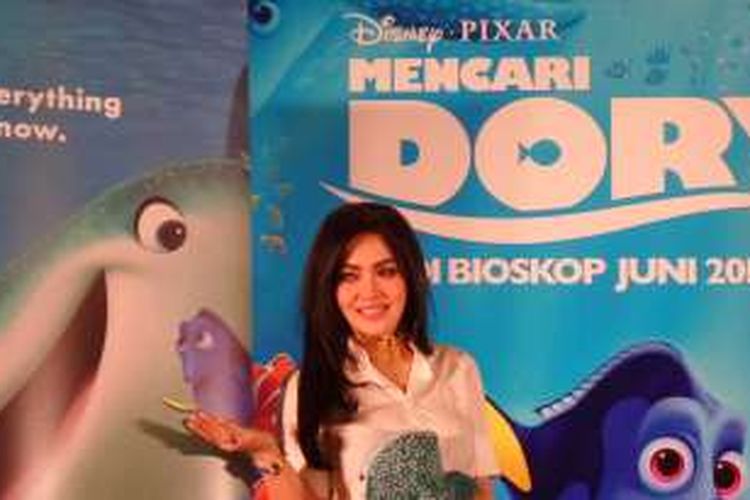 Syahrini hadir dalam jumpa pers film animasi Finding Dory yang diproduksi Disney Pixar, di Hotel JS Luwansa, Rasuna Said, Jakarta Selatan, Kamis (9/6/2016).