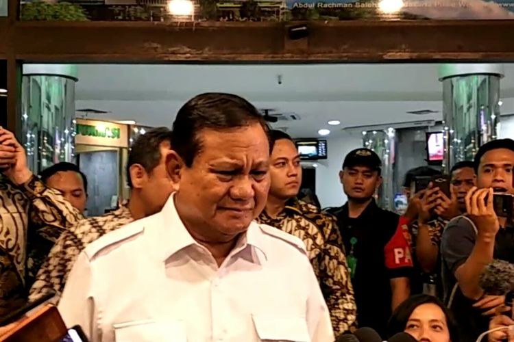 Ketua Umum Partai Gerindra Prabowo Subianto membesuk Menko Polhukam Wiranto di RSPAD Gatot Soebroto, Jakarta, Jumat (11/10/2019).