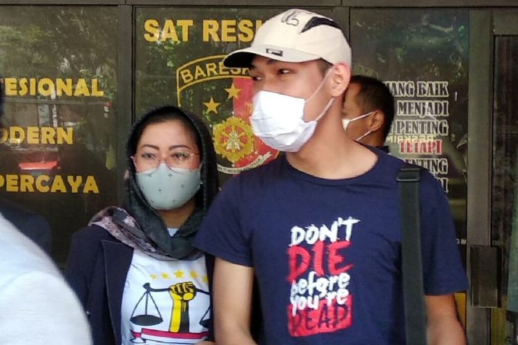 Youtuber Ferdian Paleka terlihat mengenakan topi putih dan masker saat keluar dari Kantor Satreskrim Polrestabes Bandung, Rabu (4/6/2020).