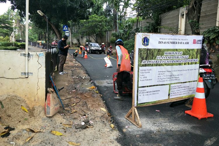 Aspal yang menutupi sumur resapan yang berada di Jalan Lebak Bulus III, Jakarta Selatan, kembali dilunangi, Sabtu (4/12/2021).