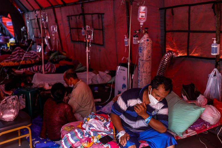 Pasien menempati tenda darurat di depan instalasi gawat darurat (IGD) Rumah Sakit Umum Daerah (RSUD) Chasbullah Abdulmadjid, Kota Bekasi, Jawa Barat, Kamis (24/6/2021). Berdasarkan data Dinas Kesehatan Kota Bekasi, keterisian tempat tidur perawatan dan isolasi mencapai 84 persen per Jumat (18/6/2021). Sebanyak 1.628 tempat tidur terpakai dari jumlah total 1.938 tempat tidur.