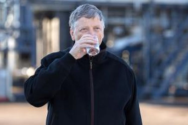 Pendiri Microsoft Bill Gates sedang minum air hasil olahan kotoran manusia.