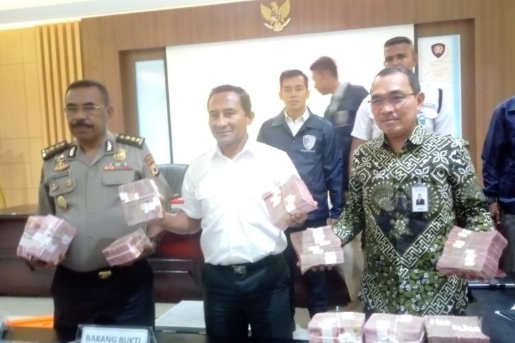 Dirkrimsus Polda Maluku, Kombes Pol Firman Nainggolan (ktengah) didampingi Kabid Humas Polda Maluku, Kombes Pol Muhamad Roem Ohoirat (kanan) dan Pimpinan BNI Wilayah Makassar Afrizal saat menyampaikan keterangan pers terkait kasus peenggelapan dana nasabah BNI Cabang Ambon di kantor Polda Maluku, Selasa (22/10/2019)