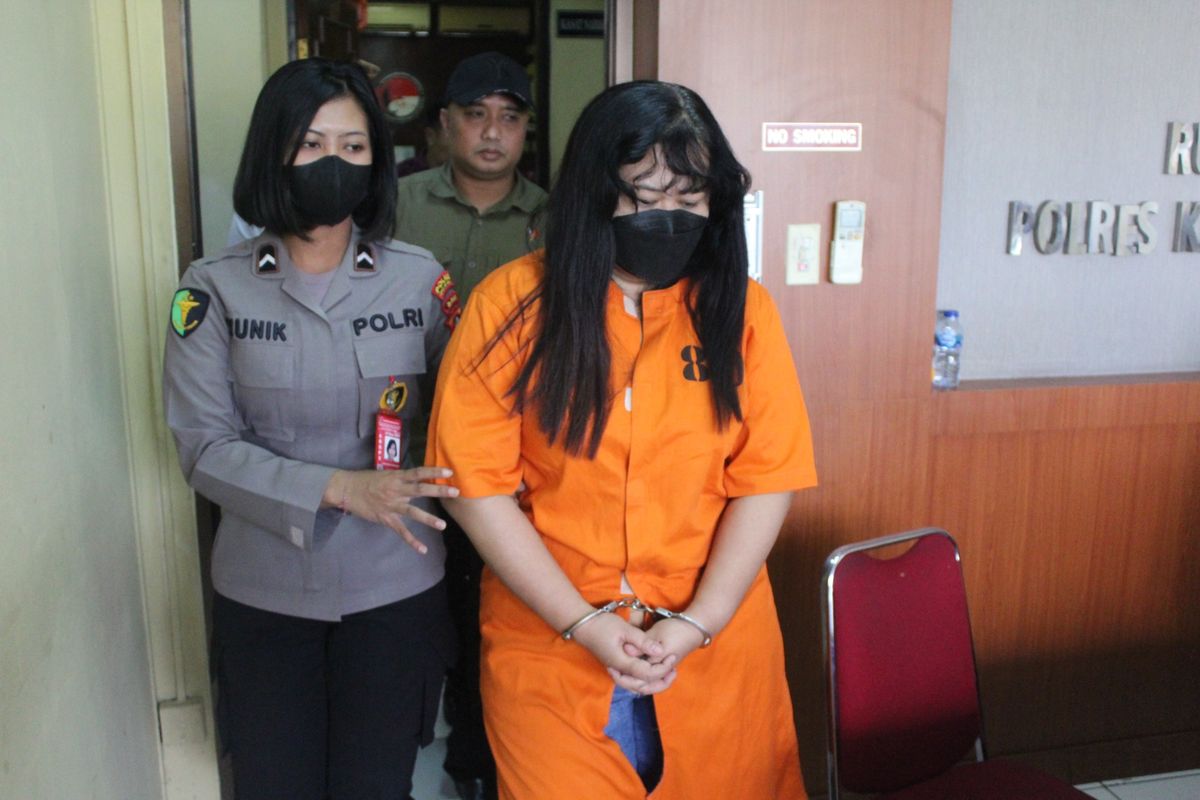 ERS (41), kurir tenaga kerja migran gelap diringkus Satuan Tugas (Satgas) Tindak Pidana Perdagangan Orang (TPPO) Polres Kawasan Bandara I Gusti Ngurah Rai, Senin (26/6/2023). Dia hendak kirimkan tiga perempuan jadi asisten rumah tangga di Qatar. /Dok.Humas Polres Kawasan Bandara Ngurah Rai