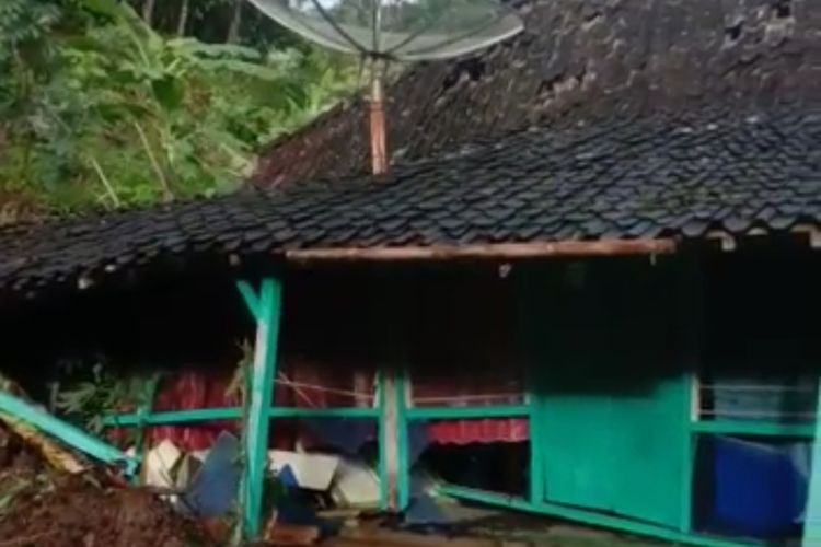Kondisi rumah yang tertimpa material tanah longsor di Kalurahan Gerbosari, Kapanewon Samigaluh, Kabupaten Kulon Progo, Daerah Istimewa Yogyakarta.