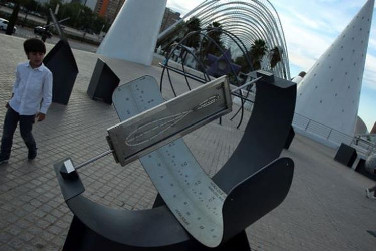 Peralatan mengukur paralaks benda angkasa di kompleks City of Arts and Sciences, Valencia, Spanyol. 