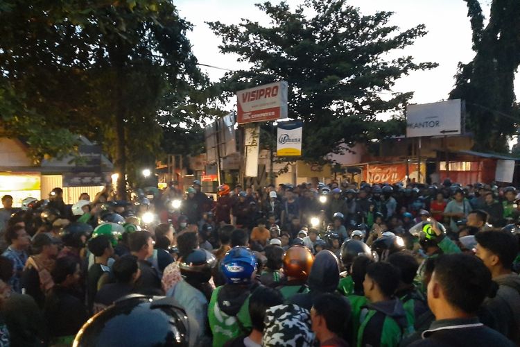 Massa driver ojol saat berkumpul di sebelah Selatan Selokan Mataram daerah Babarsari, Desa Caturtunggal, Kecamatan Depok, Kabupaten Sleman, Jumat (06/03/2020) petang.