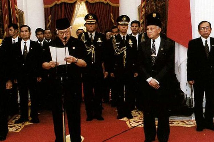 Presiden Soeharto saat mengumumkan mundur dari jabatannya di Istana Merdeka, pada 21 Mei 1998.