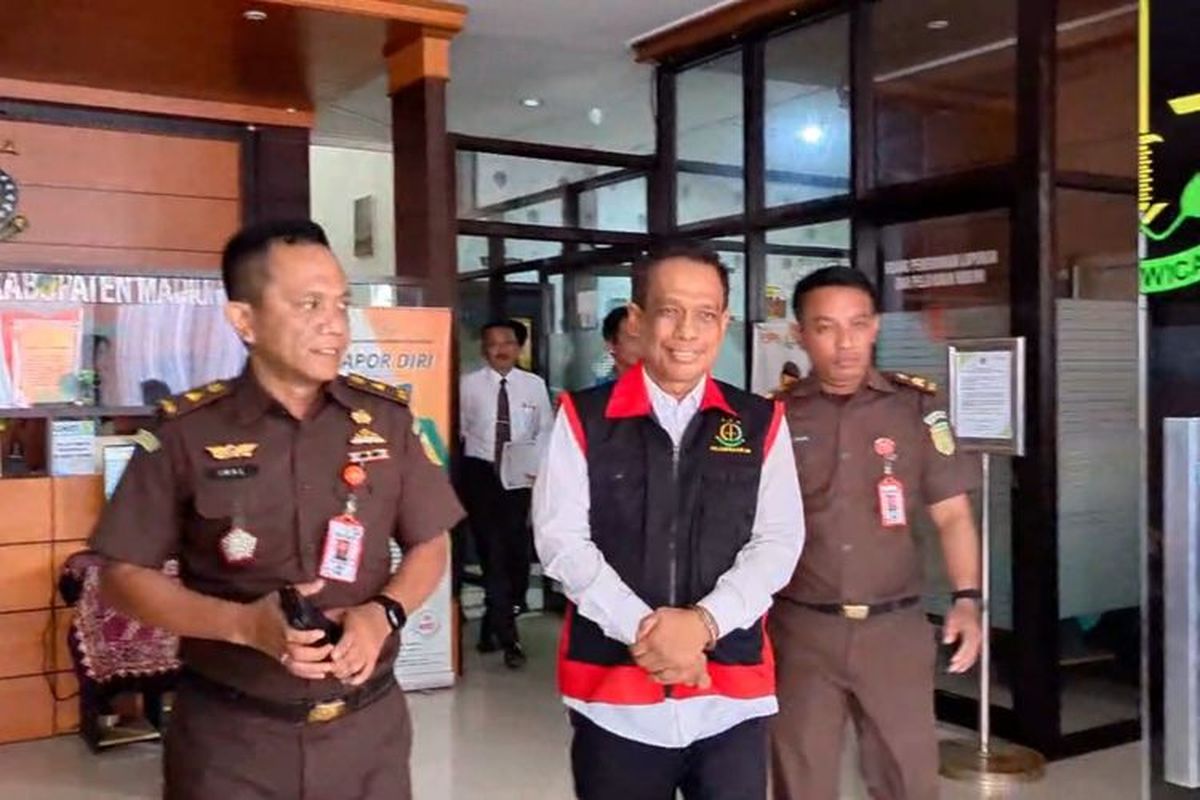 Tim Penyidik Kejari Kabupaten Madiun menahan Mashudi, Kepala Badan Kesatuan Bangsa Politik Dalam Negeri (Bakesbangpoldagri) Kabupaten Madiun, Rabu (22/1/2025).(KOMPAS.com