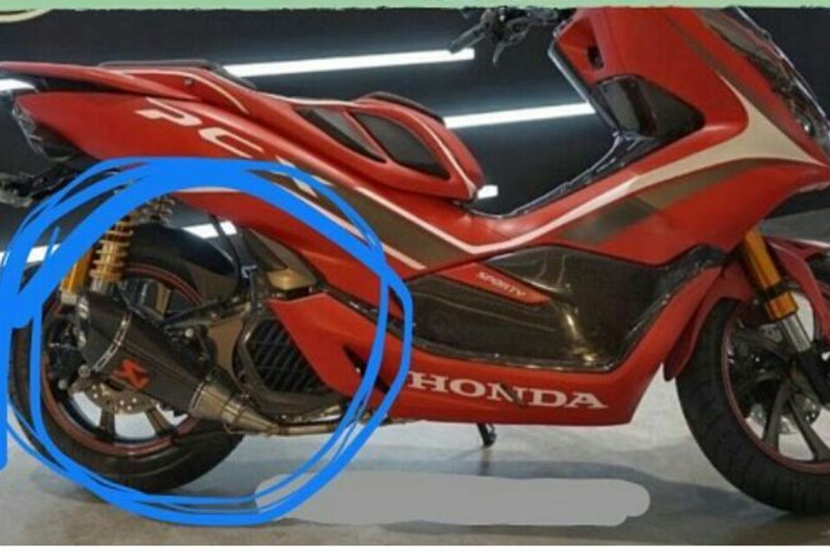 Salah satu Honda Al New PCX versi modifikasi yang menggunakan knalpot racing palsu berlogo Akrapovic saat peluncuran beberapa waktu lalu.