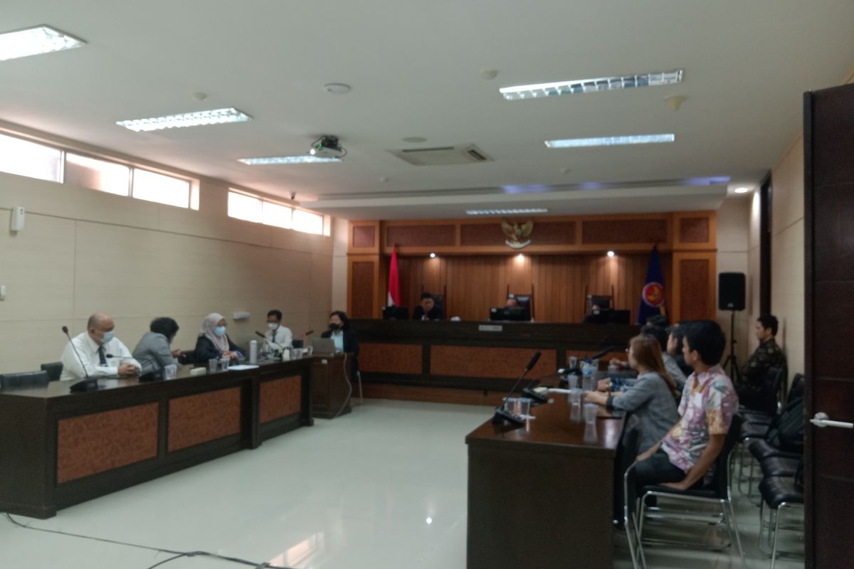 KPPU menggelar sidang putusan dugaan persekongkolan tender proyek pembangunan sistem persinyalan elektrik jalur ganda kereta api lintas Bogor-Cicurug di Kantor KPPU Jakarta, Selasa (15/8/2023).