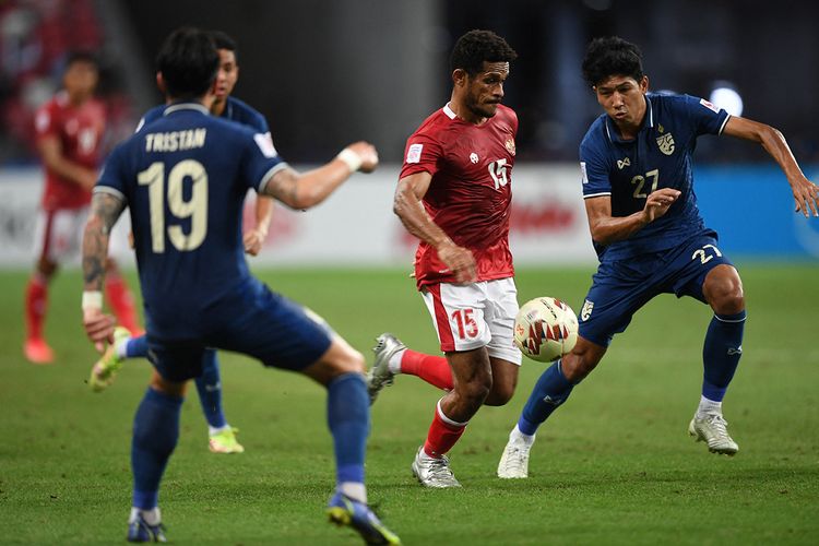 Pemain Indonesia Ricky Richardo Kambuaya (tengah) mengontrol bola melewati pemain Thailand Tristan Do (kiri) dan Weerathep Pomphun pada pertandingan leg pertama final Piala AFF 2020 antara Indonesia vs Thailand di National Stadium, Singapura, Rabu (29/12/2021) malam WIB.