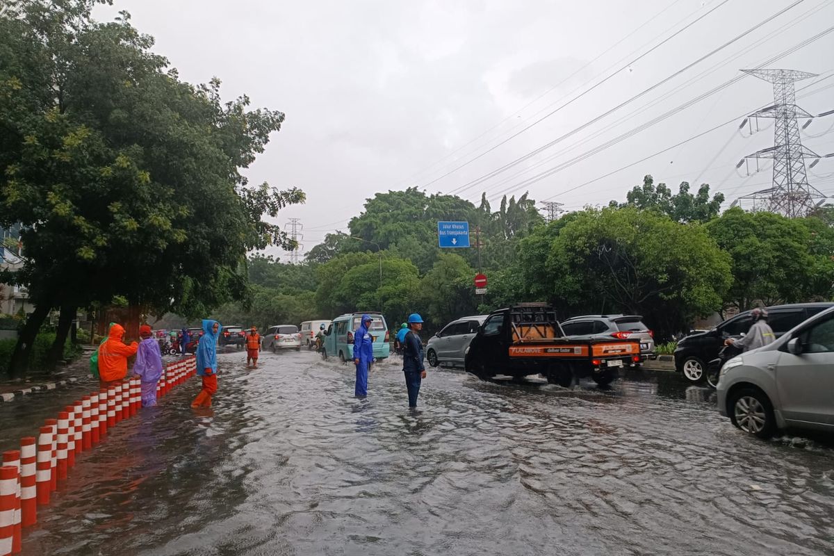 Banjir menyebabkan kemacetan di Jalan DI Pandjaitan arah Cawang UKI menuju Jatinegara, Jakarta Timur, Kamis (11/1/2024) sore.