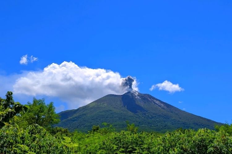 Gunung Ile Lewotolok Meletus Lagi, Semburkan Asap Tebal Setinggi 500 Meter