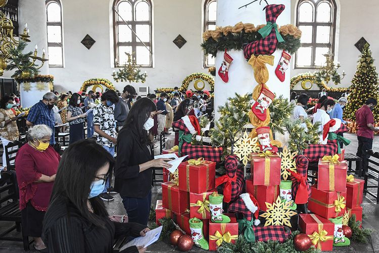 Umat ​​Kristen mengikuti Misa Natal pada Jumat (25/12/2020) di Gereja GPIP Zion, Damansari, Jakarta Barat.  Perayaan Natal tahun ini menghadirkan kepedulian, kedamaian dan harapan serta kegembiraan Natal bagi umat Tuhan.