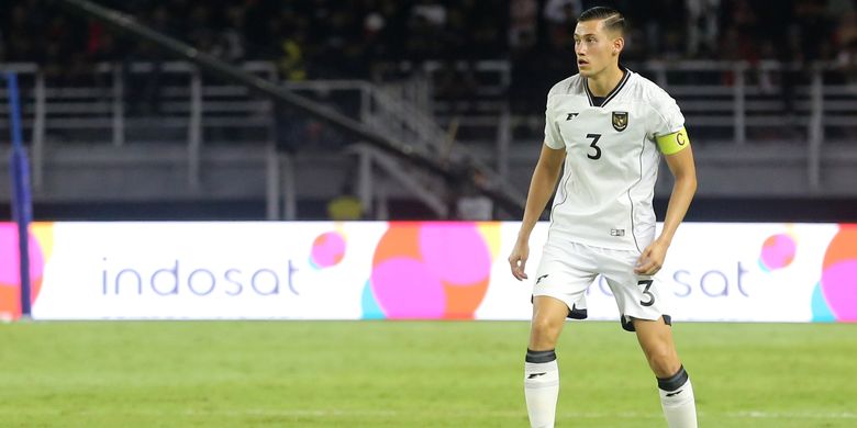 Pemain timnas Indonesia Jay Idzes saat laga FIFA Matchday melawan Lebanon yang berakhir dengan skor 0-0 di Stadion Gelora Bung Tomo Surabaya, Jawa Timur, Senin (8/9/2025) malam.