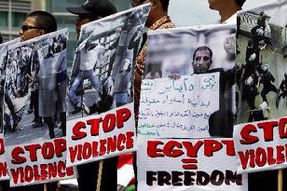 Masyarakat Dunia Untuk Demokrasi dan Hak Asasi Manusia menggelar aksi di Kawasan Bundaran Hotel Indonesia, Jakarta, Senin (31/1/2011). Mereka mengutuk tindakan represif aparat keamanan saat mengamankan demonstrasi rakyat Mesir.