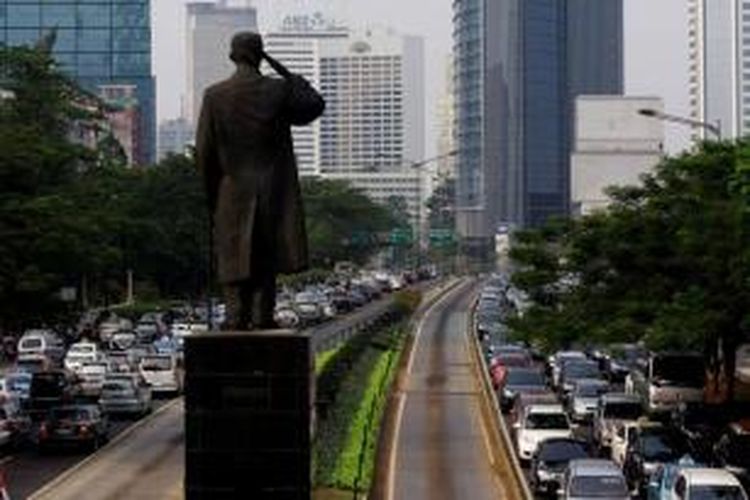 Kemacetan lalu lintas di Jalan Sudirman, Jakarta, Kamis (01/10/2012). Guburnur DKI Jakarta, Joko Widodo berencana mengatasi kemacetan Jakarta dengan menyiapkan infrastruktur MRT, monorel, busway, serta pajak parkir dan pajak beli mobil yang tinggi.
