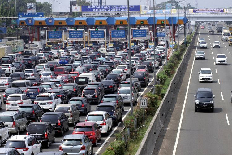 Sejumlah kendaraan antre di gerbang tol Cibubur Utama, Jakarta Timur, Kamis (7/9). Menteri Pekerjaan Umum dan Perumahan Rakyat (PUPR) Basuki Hadimuljono telah mengeluarkan surat keputusan menghilangkan gerbang tol Cibubur dan Cimanggis mulai 8 September 2017, hal tersebut bertujuan untuk mengurai kemacetan pada ruas tol Jakarta, Bogor dan Ciawi (Jagorawi). ANTARAFOTO/Yulius Satria Wijaya/aww/17.