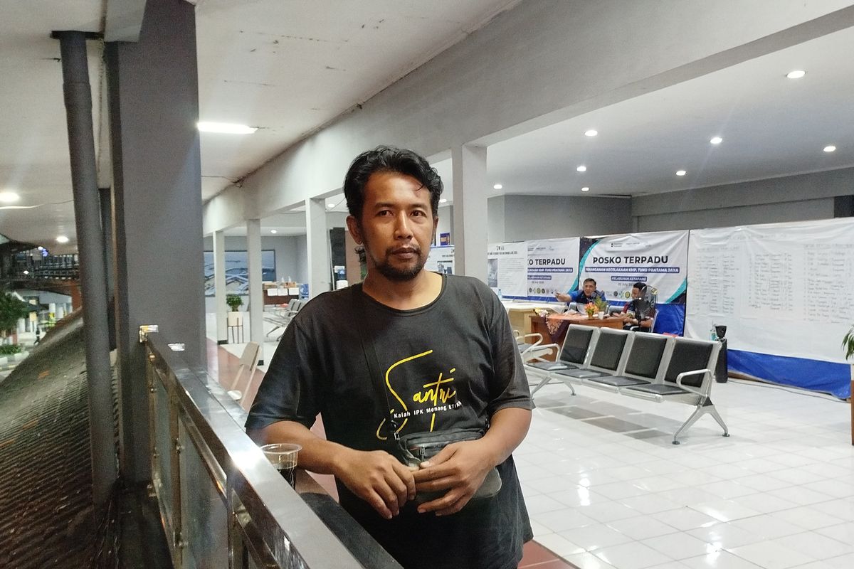 Agus, keluarga korban KMP Tunu Pratama Jaya masih bertahan di posko Pelabuhan Ketapang Banyuwangi. 