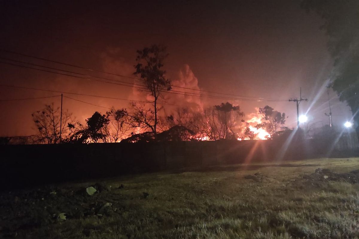 Kobaran api tangki minyak T-103 milik PT Pertamina (Persero) RU VI Balongan Indramayu yang kembali membesar pada pukul 20.10 WIB, Kamis (1/2/2021) malam. Kobaran api tersebut sempat mengeluarkan suara ledakan hingga dua kali dan terdengar oleh warga.