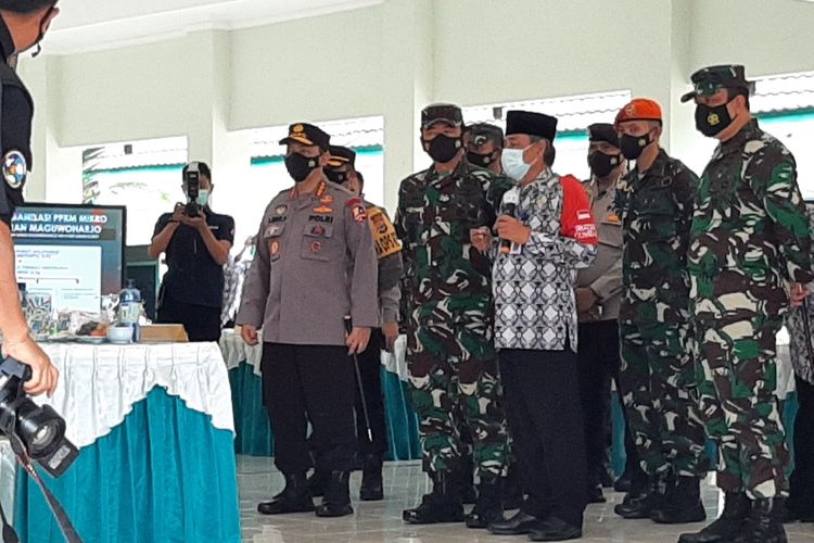 Panglima TNI Marsekal TNI Hadi Tjahjanto dan Kapolri Jenderal Listyo Sigit Prabowo saat meninjau posko PPKM mikro Covid-19 di Kelurahan Maguwoharjo, Sleman.