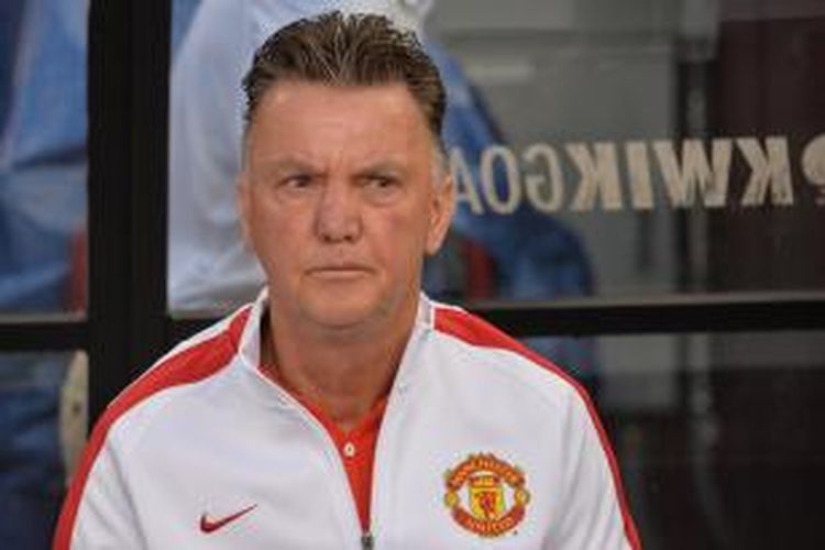 Pelatih Manchester United, Louis van Gaal, menyaksikan anak-anak didiknya melawan Inter Milan, pada ajang International Champions Cup, di FedEx Field, Landover, Maryland, pada 29 Juli 2014.