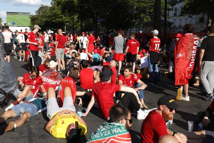 Para fans Liverpool berkumpul di tengah kota Paris jelang final Liga Champions 2022 antara Liverpool vs Real Madrid di Stade de France, Saint-Denis, pada Sabtu (28/5/2022).