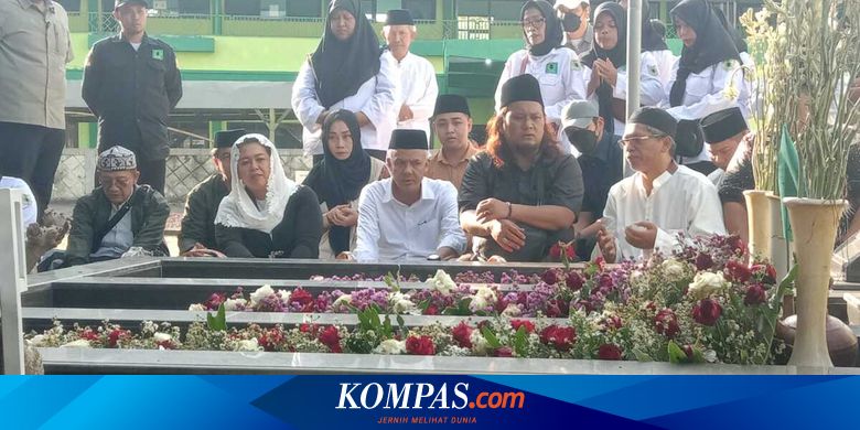 Ganjar Ziarah Ke Makam Kakek Cak Imin, KH Bisri Syansuri di Jombang