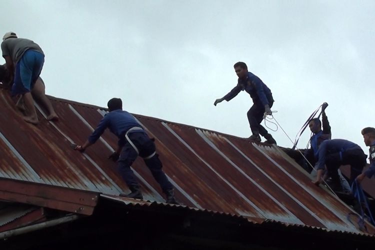 Suasana dramatis evakuasi seorang pengidap ODGJ di Kabupaten Gowa, Sulawesi Selatan dari atap rumah panggung setinggi 10 meter oleh petugas pemadam kebakaran. Selasa, (11/4/2023).