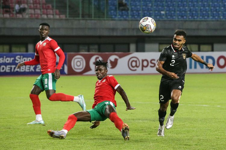 Pemain timnas Indonesia, Yakob Sayuri berusaha menguasai bola saat bertading dengan pemain timnas Burundi pada pertandingan FIFA Matchday di Stadion Patriot Candrabhaga, Bekasi, Selasa (28/3/2023). Burundi ditahan imbang dengan skor 2-2.