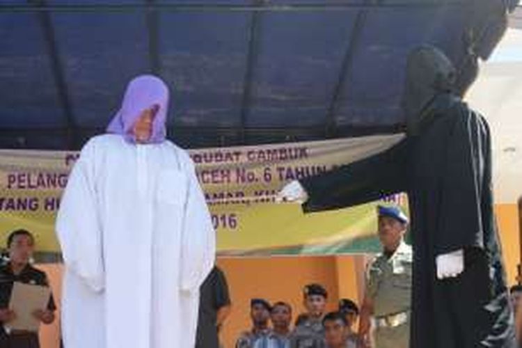 Seorang algojo sedang mengekseskusi hukuman cambuk kepada Remita Sinaga alias Mak Ucok yang berdomisili di Takengon, Aceh Tengah. Terdakwa divonis Mahkamah Syar'iah Takengon dengan hukuman sembilan kali cambuk, dipotong 6 kali karena telah menjalani penahanan selama 47 hari.
