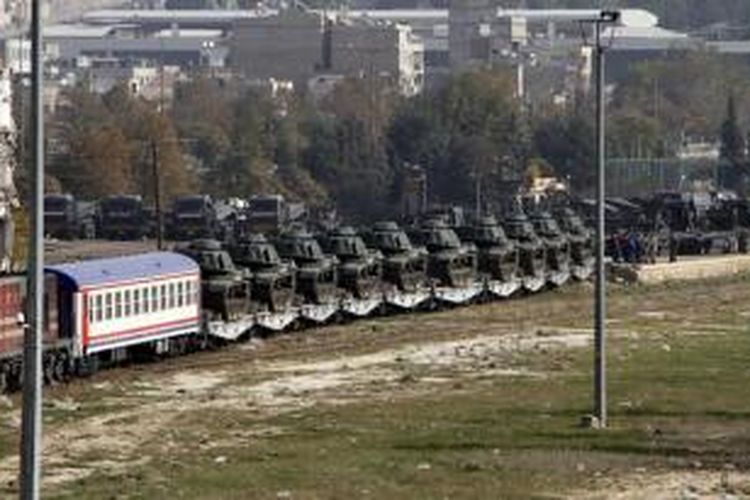 Tank turki dikirim ke perbatasan dengan Suriah dengan menggunakan kereta api.