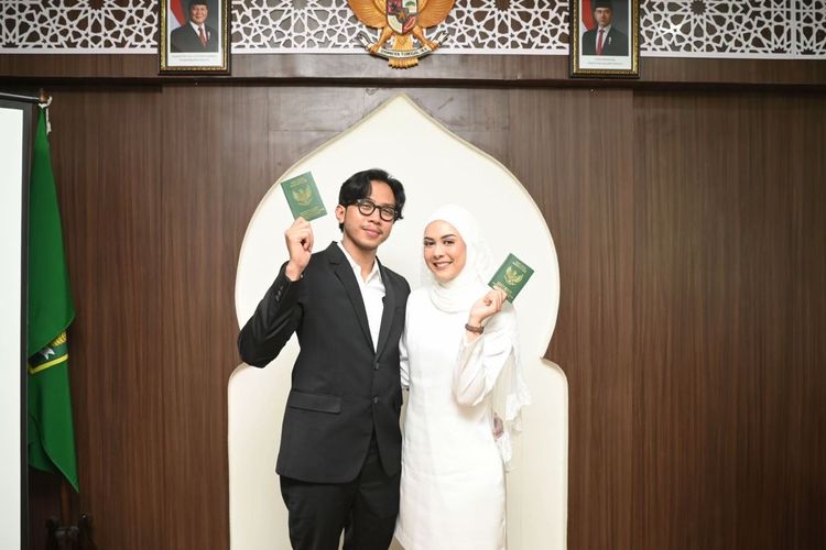 Potret Jundi dan Radya yang menikah hanya di KUA dan mengusung pernikahan intimate.