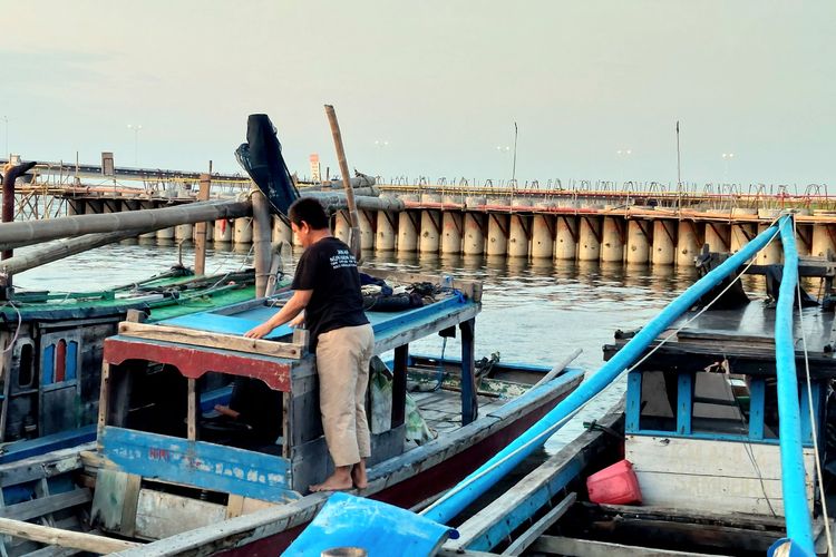 Seorang nelayan tengah bersiap mencari ikan di sebuah dermaga kecil di kampung apung, Kamal Muara, Penjaringan, Jakarta Utara, Jukat (29/7/2022). 