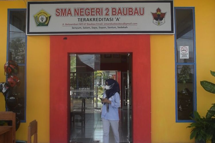 SMA Negeri 2 Kota Baubau terpaksa menghentikan sementara pembelajaran tatap muka (PTM) dan digantikan dengan belajar during. Tindakan ini terpaksa dilakukan pihak sekolah karena ditemukan 10 siswa SMA Negeri 2 Baubau positif probable omicron.