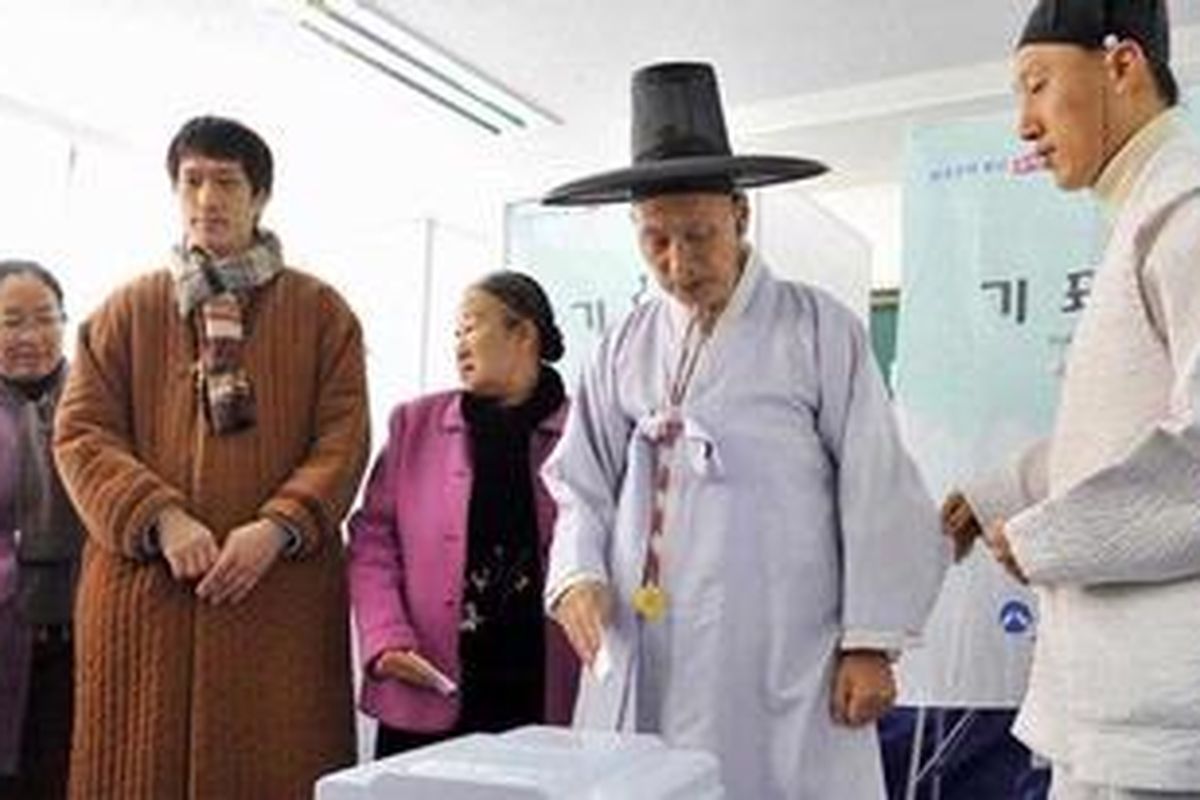Warga Korea Selatan antusias memberikan suaranya dalam pemilihan presiden yang digelar Rabu (19/12/2012), bahkan beberapa orang mengenakan pakaian tradisional saat memberikan suara.