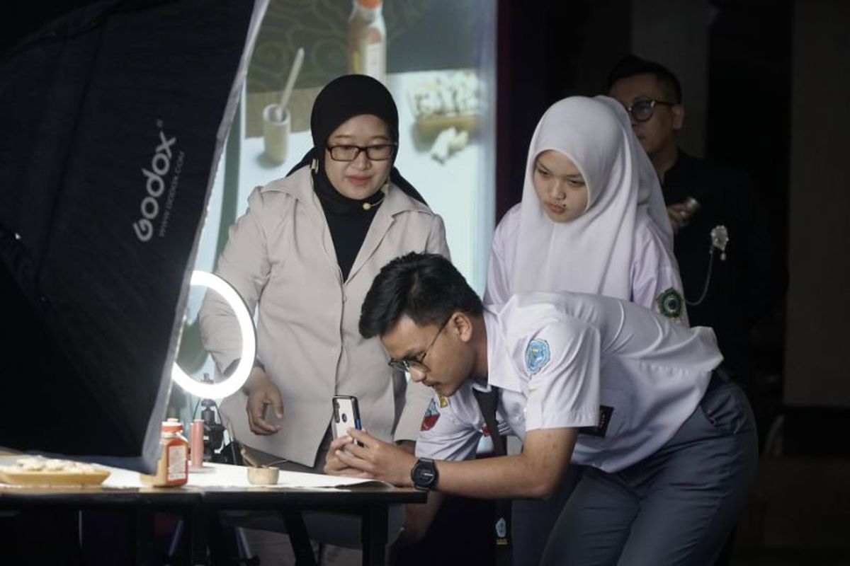 Siswa SMK mengikuti pelatihan yang diselenggarakan oleh Lazada di Harris Fox Hotel City Center. 

