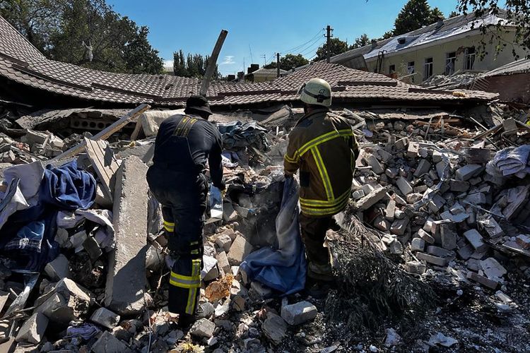 Reruntuhan hotel yang sebagian hancur terkena rudal di Bakhmut, wilayah Donetsk, di tengah perang Rusia vs Ukraina terkini pada 27 Juli 2022. Foto diambil dan dirilis oleh layanan darurat Ukraina.