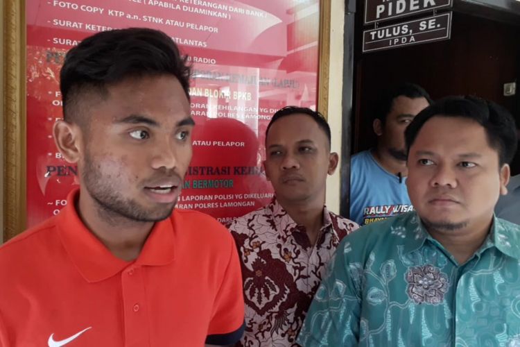 Saddil Ramdani (kiri) seusai memenuhi panggilan jajaran Polres Lamongan, Jumat (2/11/2018).