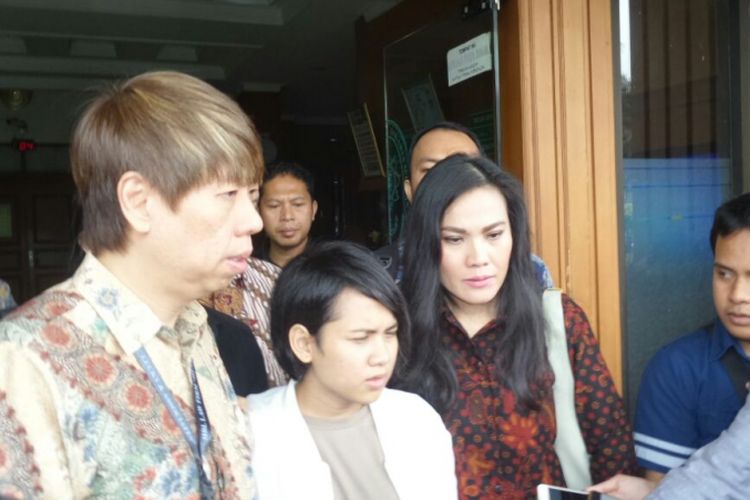 Evelyn Nada Anjani (kedua dari kri) menghadiri sidang perdana permohonan cerai Aming Supriatna Sugandhi atas Evelyn di Pengadilan Agama Jakarta Selatan, Kamis (23/3/2017).
