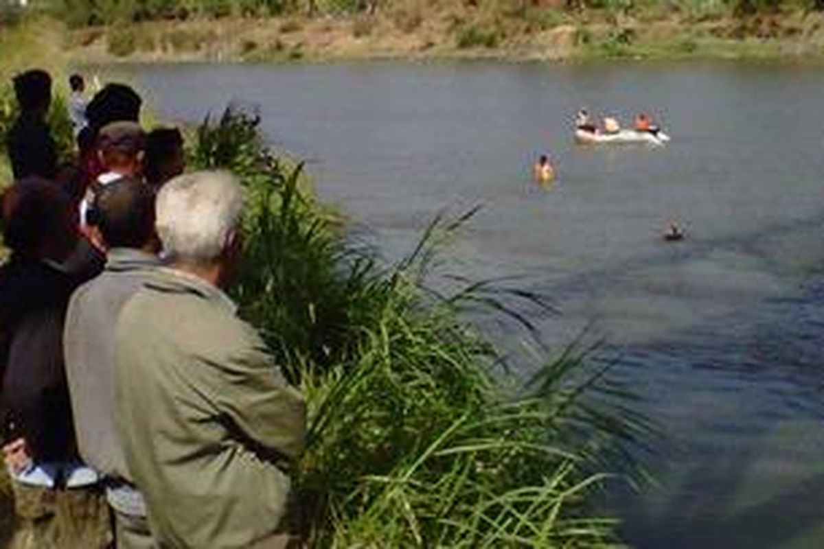 Keluarga korban tenggelam di sungai Brantas, Desa Mekikis, Kecamatan Purwoasri, Kabupaten Kediri, Jawa Timur tengah menunggu proses pencarian yang dilakukan oleh tim SAR Brimob, Minggu (26/8/2012).