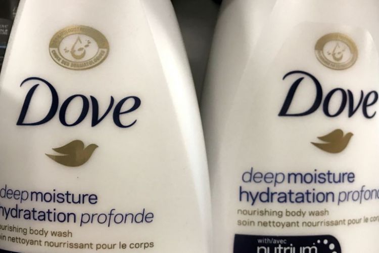 Dua botol sabun mandi cair Dove di sebuah toko di Toronto, Ontario, 8 Oktober 2017. 