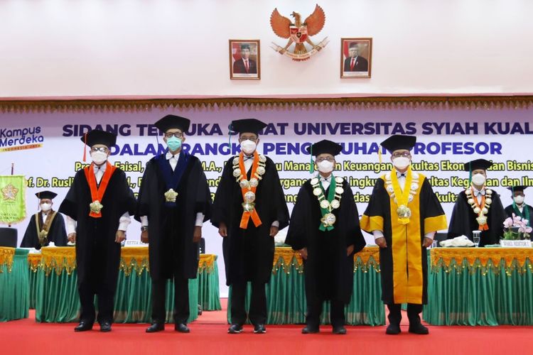 Universitas Syiah Kuala (USK) mengukuhkan 3 guru besar baru pada Senin (21/2/2022).