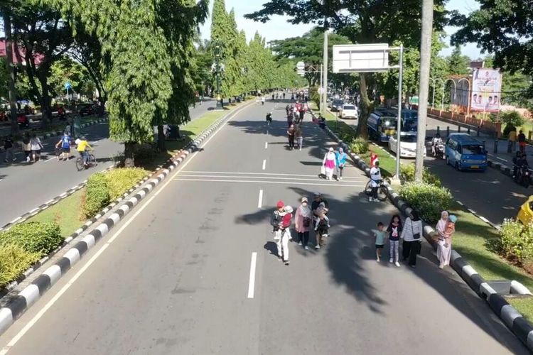 Pemerintah Kabupaten Bogor menggelar uji coba pelaksanaan Car Free Day (CFD) di kawasan Cibinong, Kabupaten Bogor, Jawa Barat.