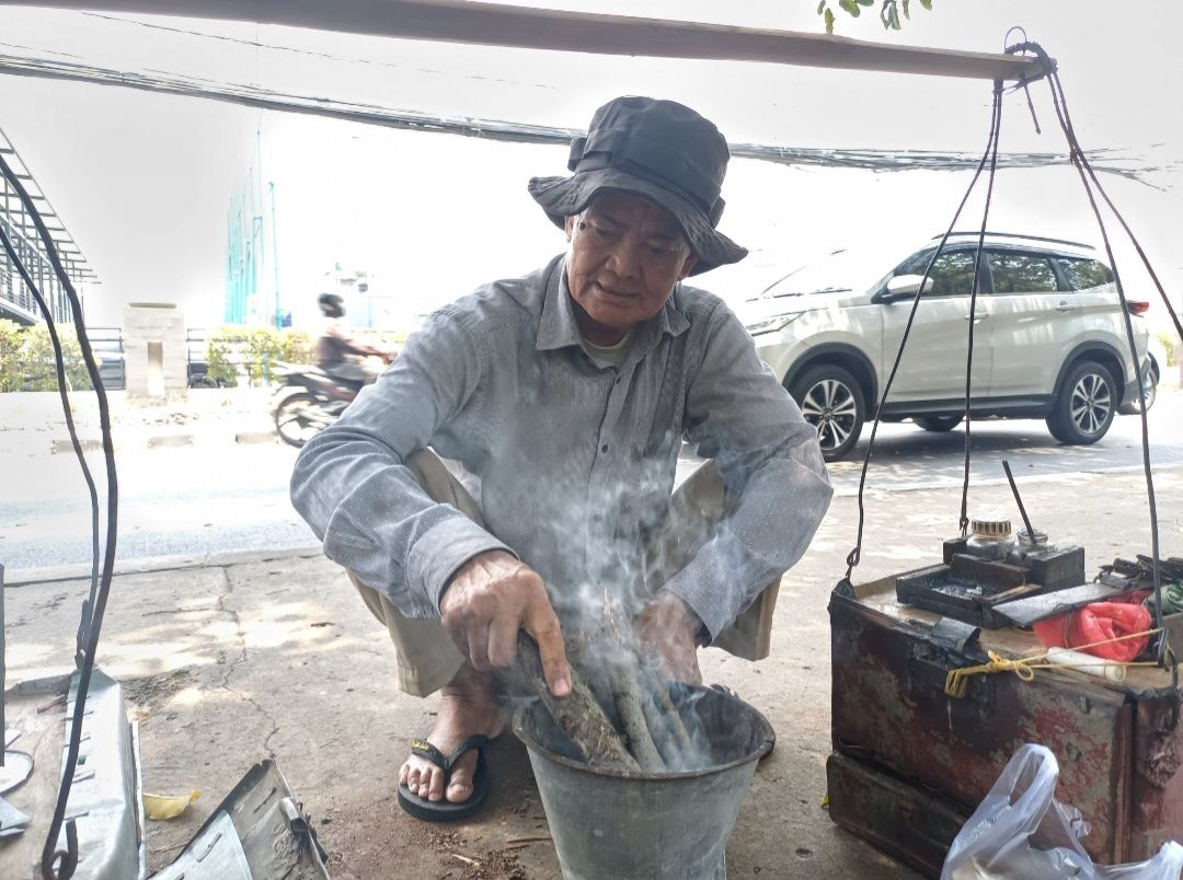 Lebih dari 50 Tahun Jadi Tukang Patri, Kini Hamid Sepi Pelanggan dan Berharap Sedekah