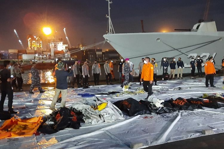 Serpihan pesawat Sriwijaya Air SJ 182 dan beberapa potongan tubuh tiba di Posko SAR Terpadu Jakarta International Container Terminal (JICT) 2 Tanjung Priok, Minggu (10/1/2021) malam..